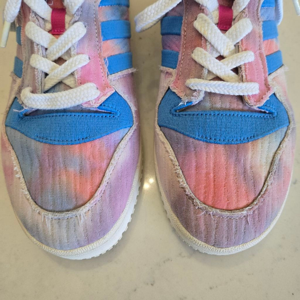 Men's Adidas Rivalry Low TR All-Star Sneakers Size 10 Pink and Blue Tie-Dye - Picture 2 of 10